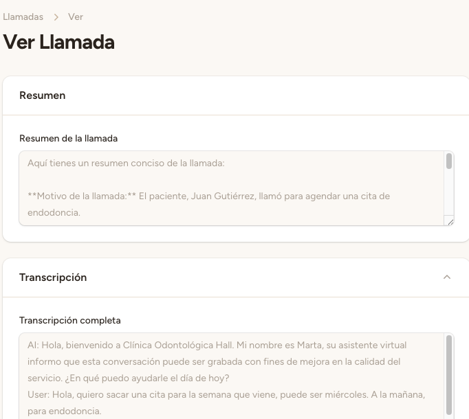 Ejemplo de transcripción de una llamada real: el paciente pide una cita, el asistente consulta disponibilidad y confirma la reserva